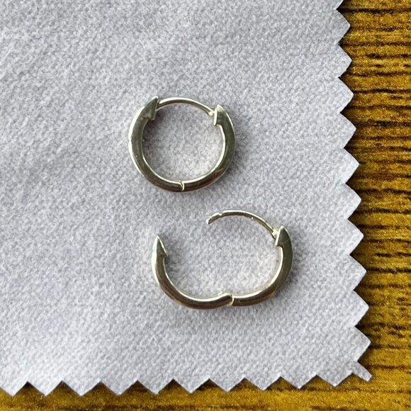 Madewell Demi-Fine Huggie Hoop Earrings - Picture 3 of 4